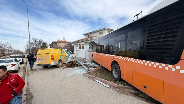 Kırşehir'de kargo aracı belediye otobüsüne çarptı
