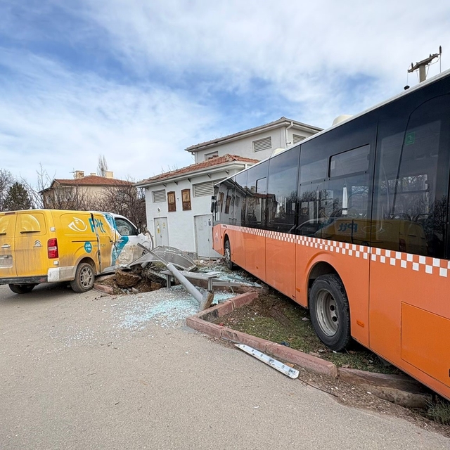 Kırşehir'de kargo aracı belediye otobüsüne çarptı