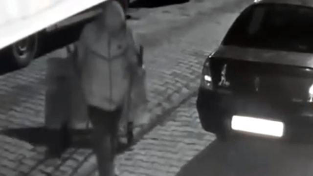 El arabası ile dondurma dolabını çaldı; o anlar kamerada