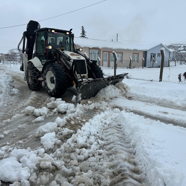 Doğanşehir'de karla mücadele çalışmaları devam ediyor