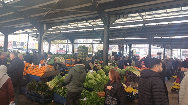 Pazarda zam şampiyonu salatalık