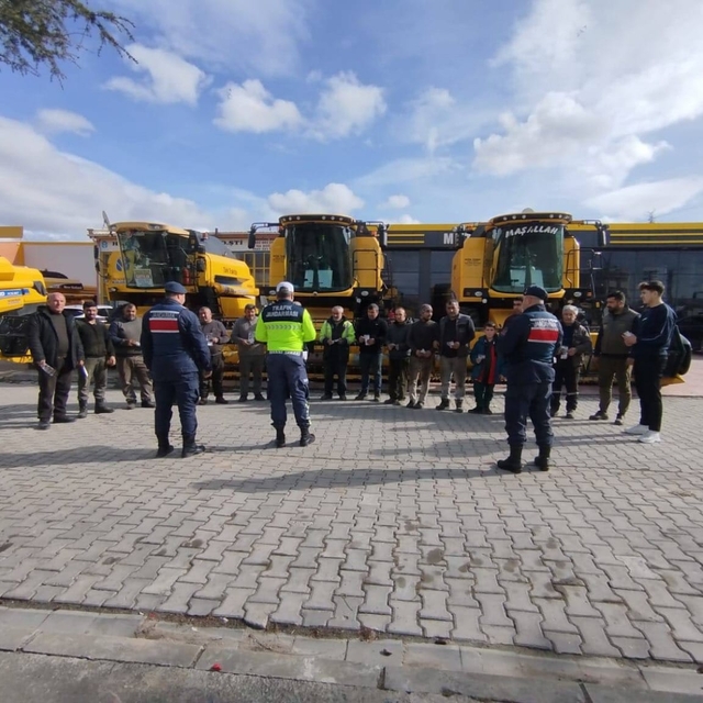 Kırşehir'de jandarma biçerdöver sahiplerini ve sürücülerini bilgilendirdi