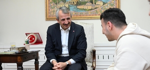 Edirne Valisi Sezer engelli gencin iş sevincini paylaştı