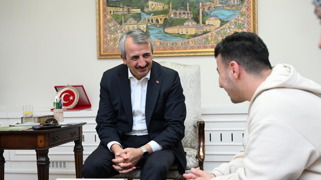 Edirne Valisi Sezer engelli gencin iş sevincini paylaştı