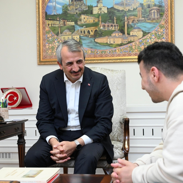 Edirne Valisi Sezer engelli gencin iş sevincini paylaştı