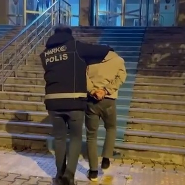 Sokak satıcılarına operasyon: 8 gözaltı