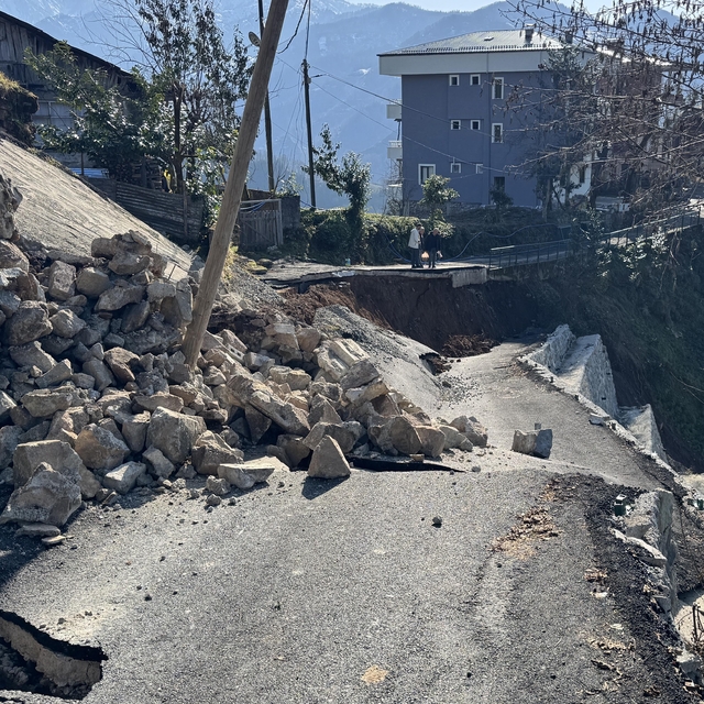 Rize'de istinat duvarının çöktüğü alanda inceleme yapıldı