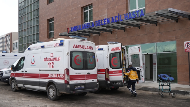 Otomobille çarpışan motosiklet sürücüsü öldü