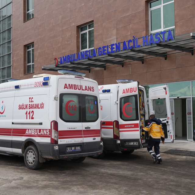 Otomobille çarpışan motosiklet sürücüsü öldü