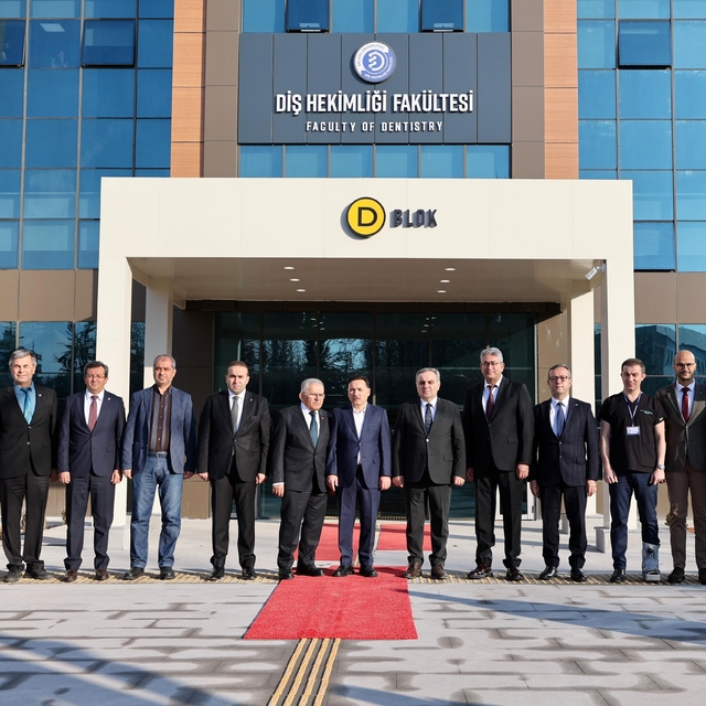 Türkiye'nin en büyük diş hastanesi ilk hastalarını aldı