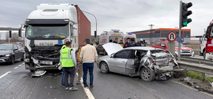 TIR, kırmızı ışıkta bekleyen otomobile çarptı; 3 yaralı