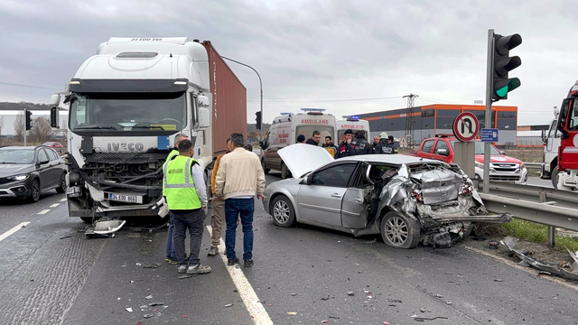 TIR, kırmızı ışıkta bekleyen otomobile çarptı; 3 yaralı