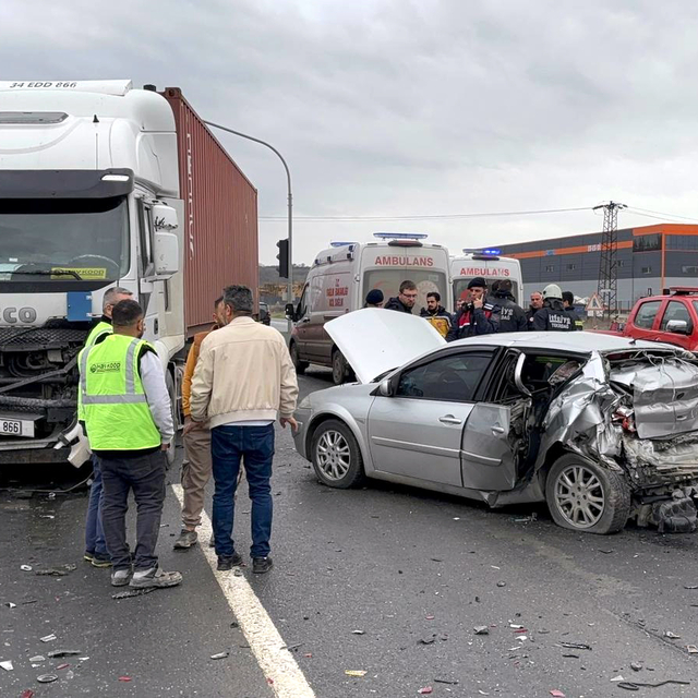 TIR, kırmızı ışıkta bekleyen otomobile çarptı; 3 yaralı