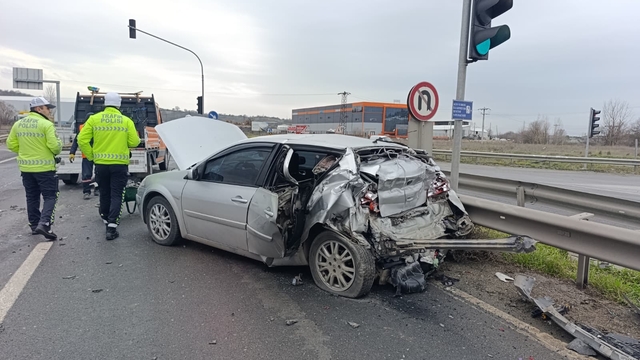 Tekirdağ'da tır ile çarpışan otomobildeki 3 kişi yaralandı