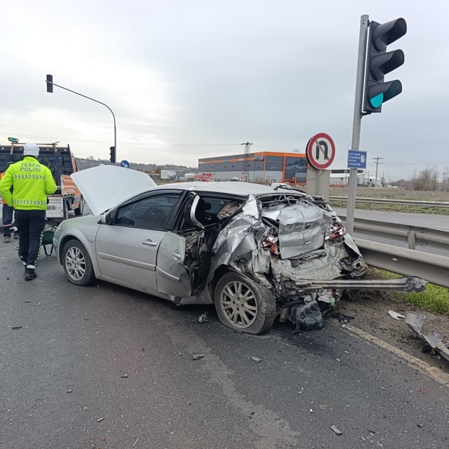 Tekirdağ'da tır ile çarpışan otomobildeki 3 kişi yaralandı