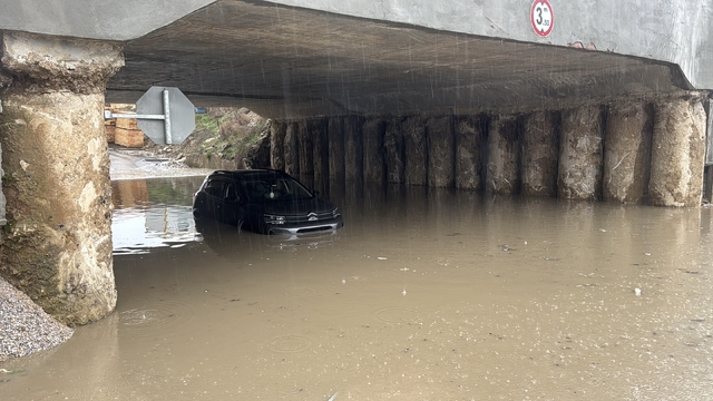 Edirne'de sağanak, su baskınlarına neden oldu