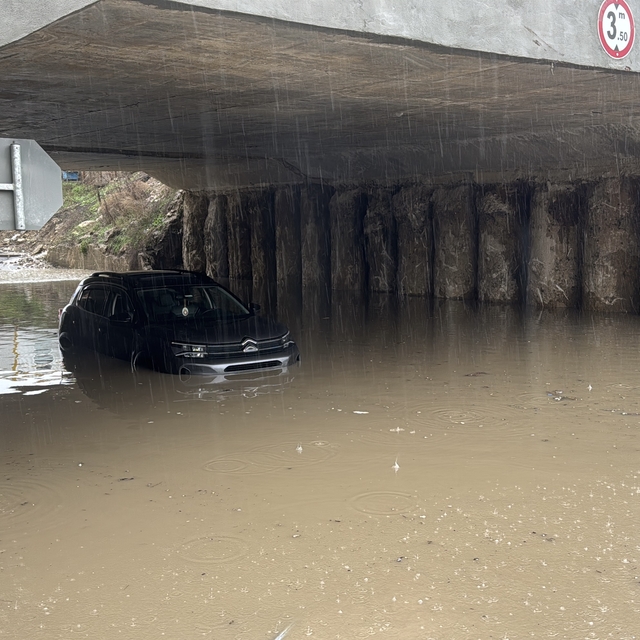 Edirne'de sağanak, su baskınlarına neden oldu