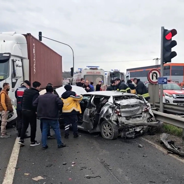 Çerkezköy'de tır otomobile arkadan çarptı: 3 yaralı