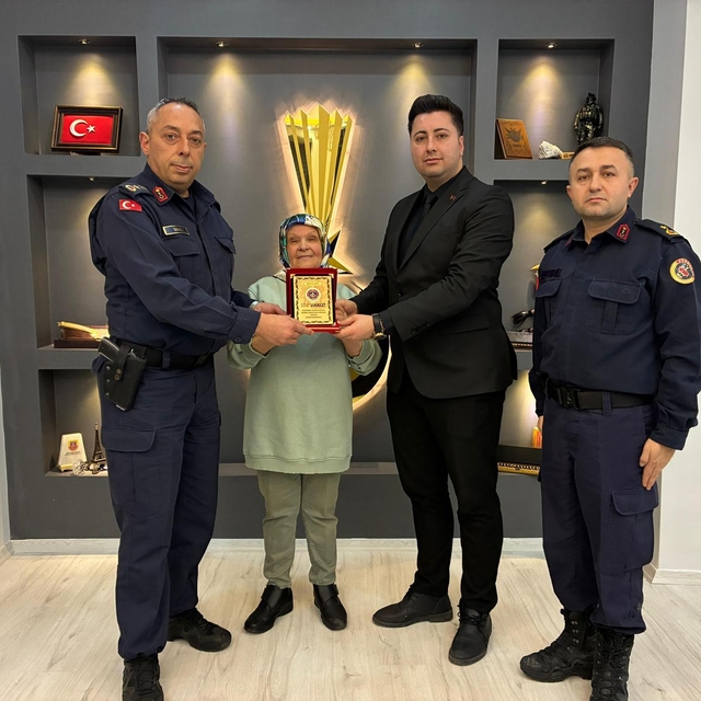 Kıbrıs gazisinin eşi dairesini Jandarma Asayiş Vakfı'na bağışladı