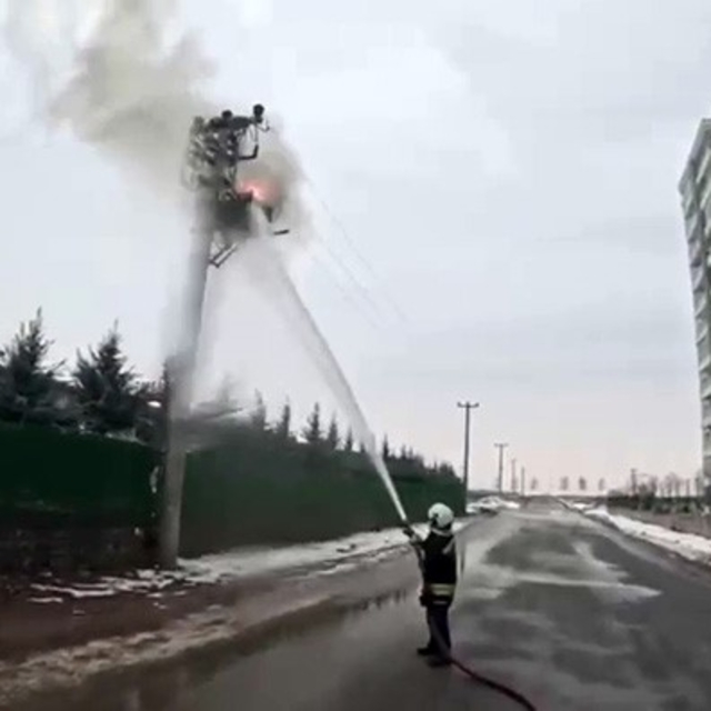 Elektrik direğindeki yangına müdahale, itfaiye erinin gözünden kayda alındı