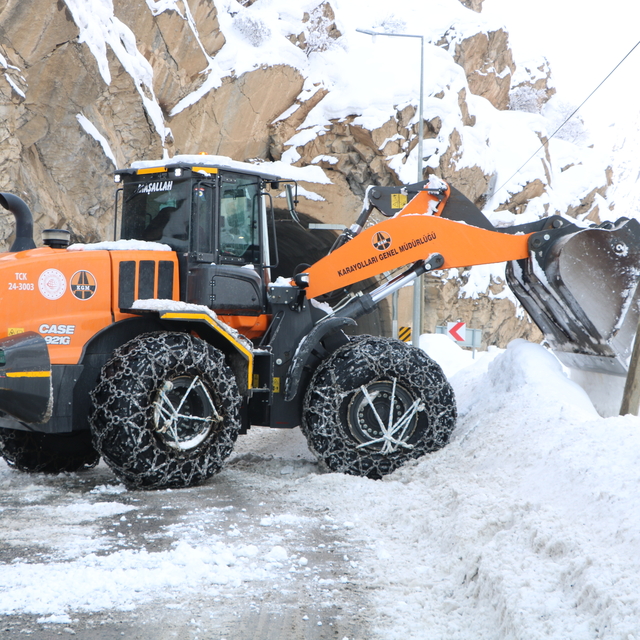 Hakkari-Van kara yolunda düşen çığlar temizlendi