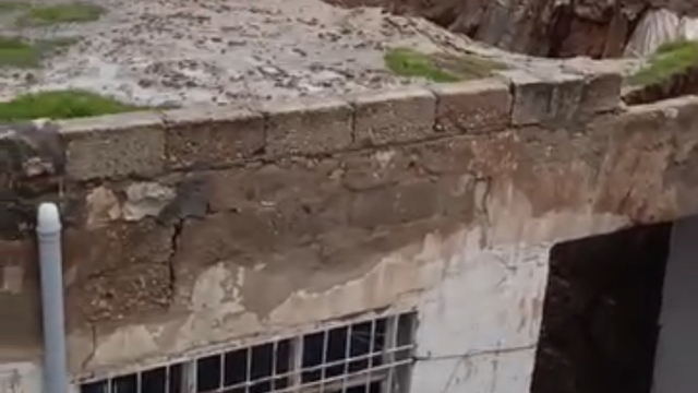Mardin'de sağanak yağışta kerpiç evin damı çöktü