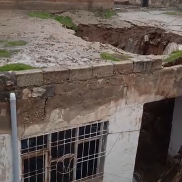 Mardin'de sağanak yağışta kerpiç evin damı çöktü