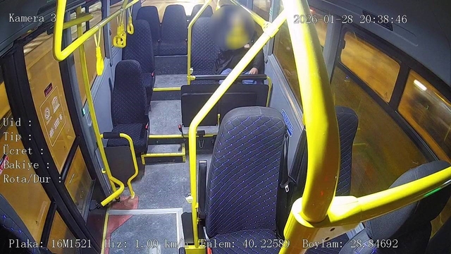 Bursa'da halk otobüsünde zamanla yarış...Kalp krizi geçiren yolcu için acile kırdı
Halk otobüsü adeta ambulansa dönüştü, kalp krizi geçiren yolcu hayata tutundu
Zamanla yarış kameraya yansıdı, fenalaşan yolcu için seferber oldular