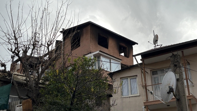 İzmir'de 3 katlı binanın çatı katında yangın