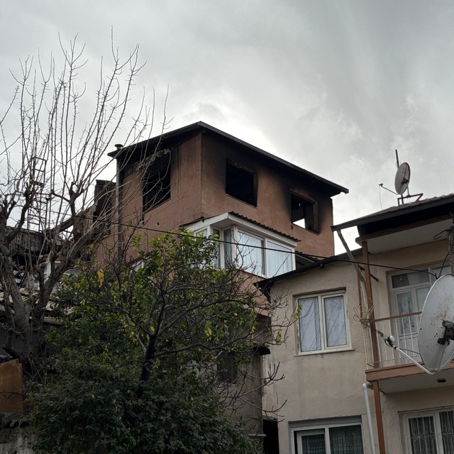 İzmir'de 3 katlı binanın çatı katında yangın