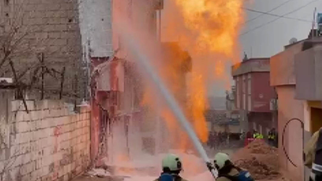 Altyapı çalışmasında doğal gaz hattında patlama oldu; mahsur kalanları itfaiye kurtardı