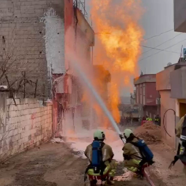 Altyapı çalışmasında doğal gaz hattında patlama oldu; mahsur kalanları itfa...
