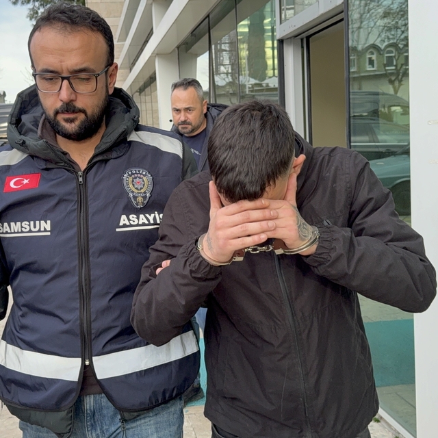 Gümüşçünün vitrin camını kırıp altın zannettiği bilezikleri çaldı