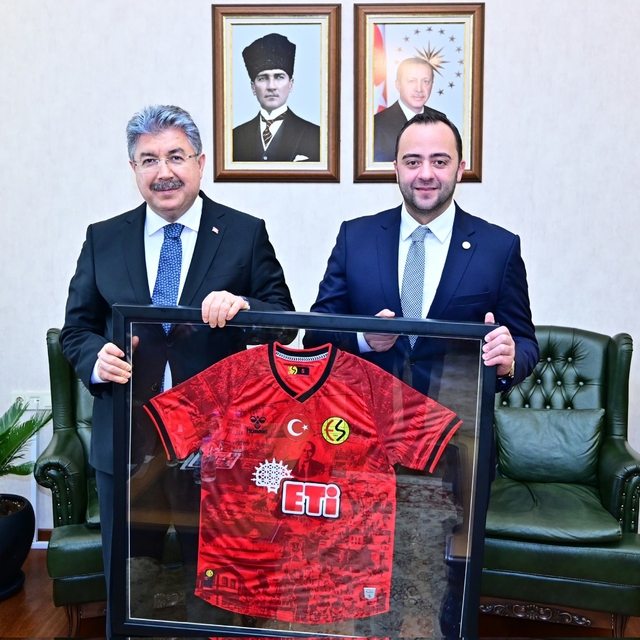 Eskişehirspor yönetimi, Vali Yılmaz'ı ziyaret etti