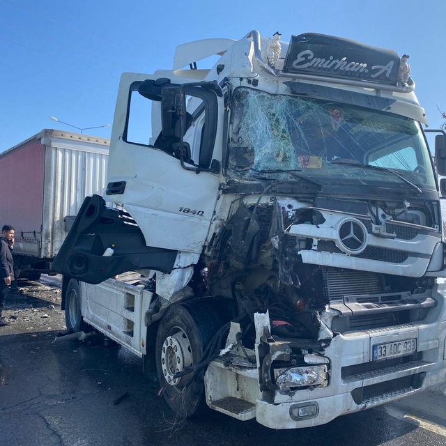 Bitlis'te iki tır çarpıştı