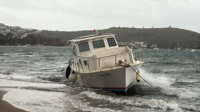 Bodrum'da fırtına; tekne karaya vurdu, feribot seferleri iptal edildi