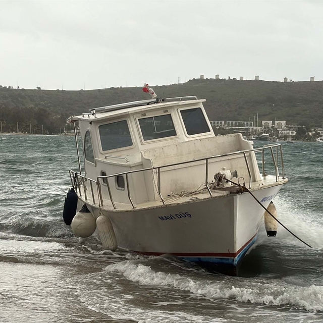 Bodrum'da fırtına; tekne karaya vurdu, feribot seferleri iptal edildi