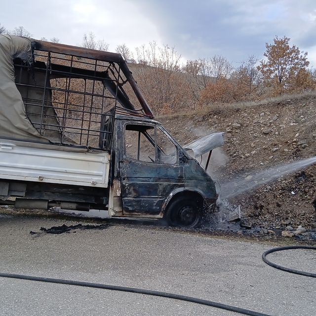 Amasya'da seyir halindeyken yangın çıkan kamyonet kullanılamaz hale geldi