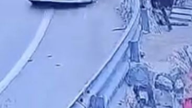 Virajlı yolda otomobilin bariyerlere çarptığı kaza kamerada