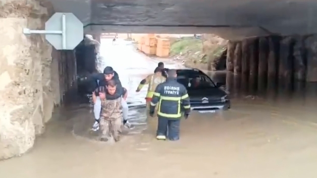 Edirne'de sağanak etkili oldu, yollar göle döndü: Köprü altında mahsur kalanlar kurtarıldı
Motosikletlere yasak getirildi