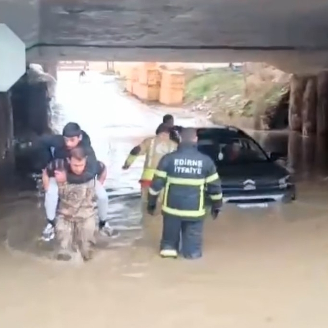 Edirne'de sağanak etkili oldu, yollar göle döndü: Köprü altında mahsur kala...
