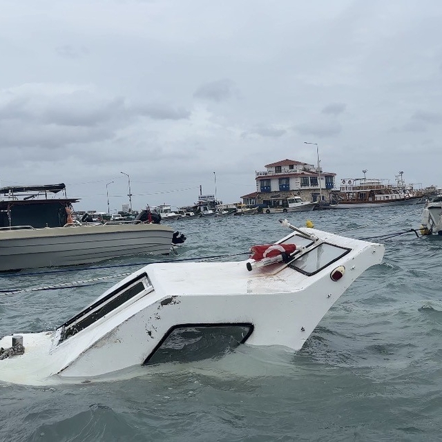 İzmir'de fırtına ve dev dalgalar tekneleri batırdı