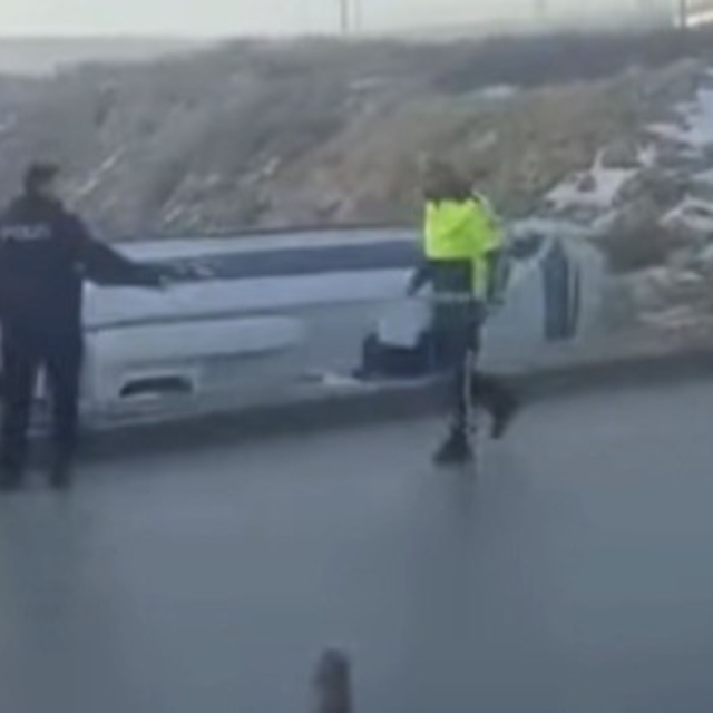 Kontrolden çıkan işçi servisi şarampole devrildi: 10 yaralı