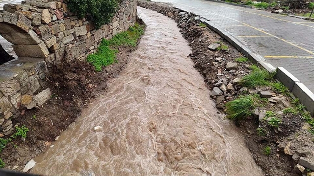 Foça'da fırtına ve sağanak yağmur yaşamı etkiledi