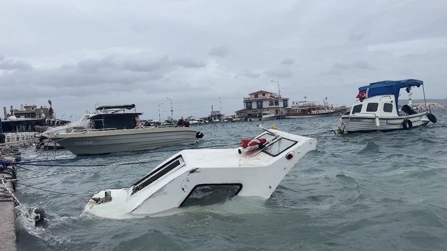 İzmir'de fırtına ve dev dalgalar tekneleri batırdı