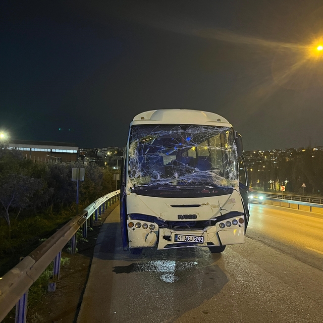 Kocaeli'de servis minibüsü tıra çarptı: 6 yaralı