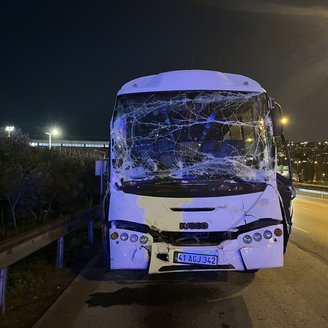 Kocaeli'de minibüsün tıra çarptığı kazada 6 kişi yaralandı