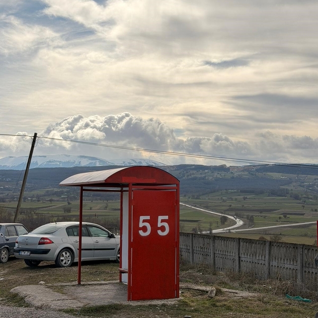 Duraklara kırmızı-beyaz dokunuş