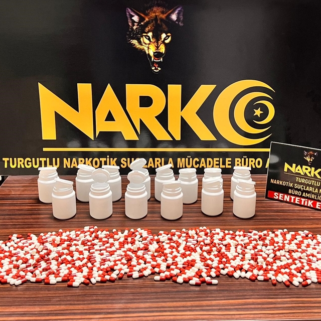 Aracın kaputuna sakladıkları uyuşturucuyla yakalandılar: 4 tutuklama