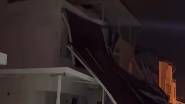 Aydın'da fırtınada çatılar uçtu, ağaçlar devrildi